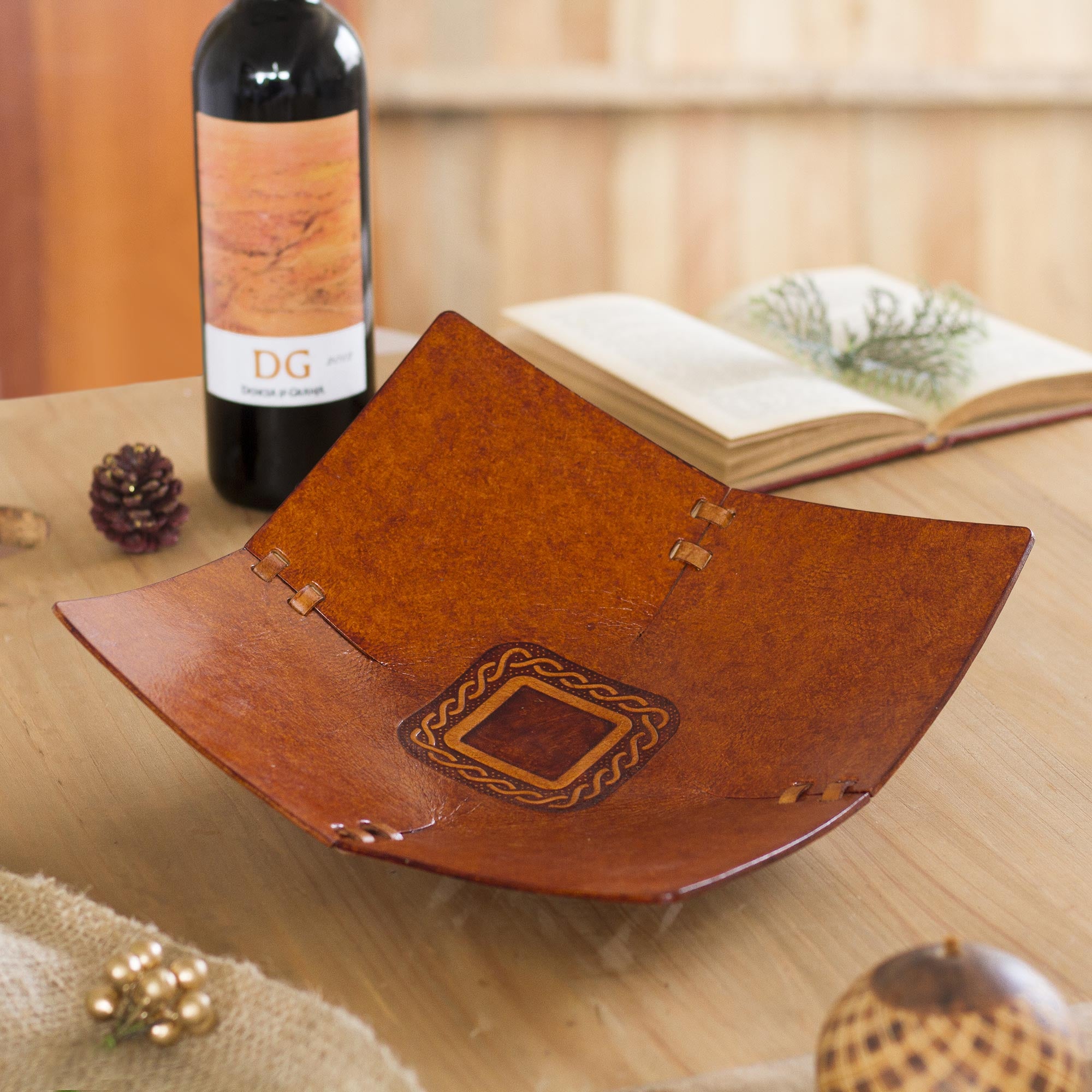 Premium Leather Catchall Tray with Lasso Motif – Handcrafted in Peru
