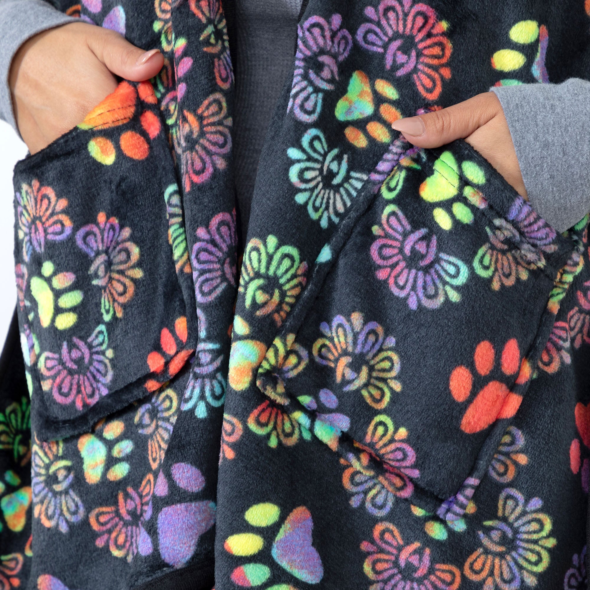 Ultimate Cozy Paw Print Pocket Wrap – Premium Fleece Shawl