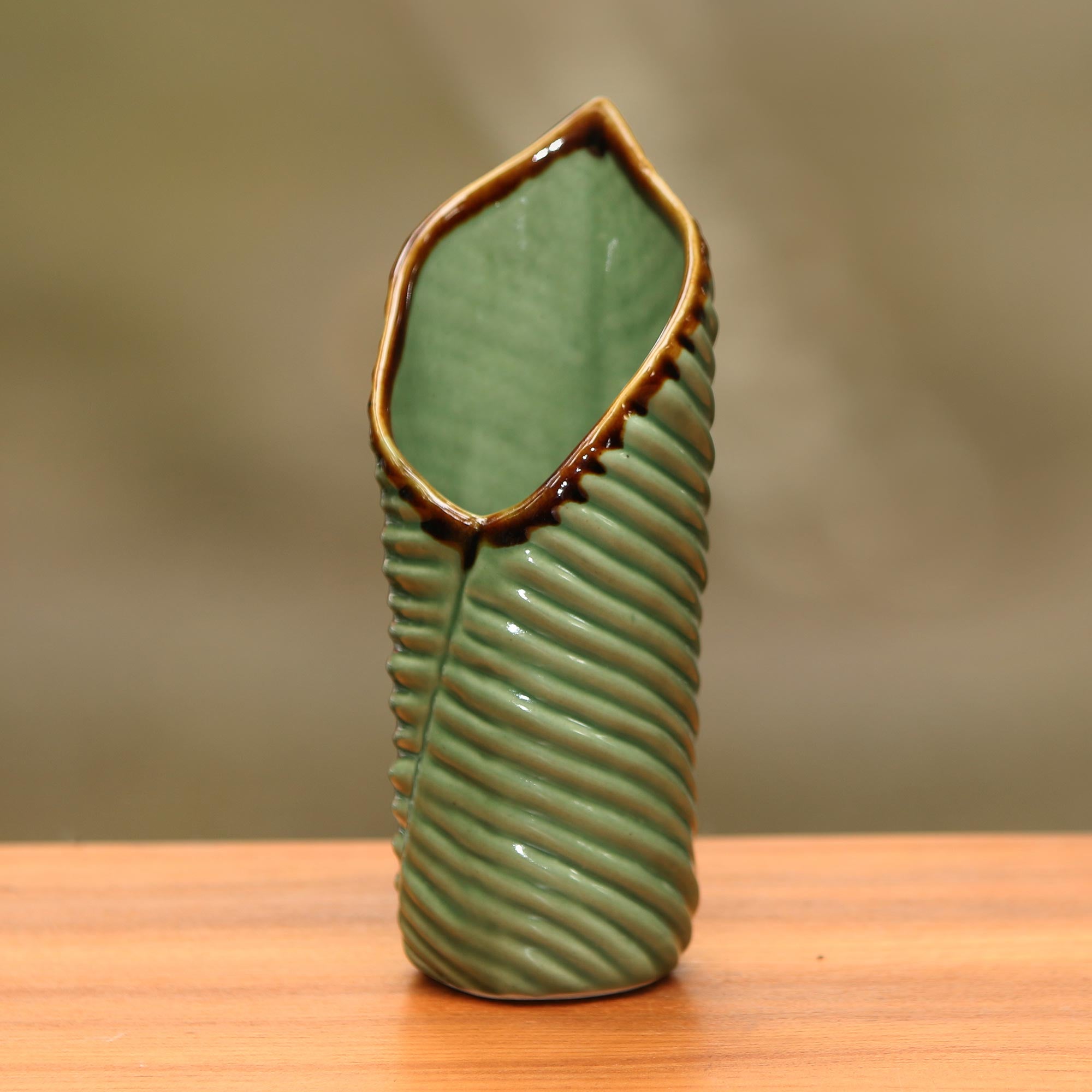 Premium Banana Leaf Ceramic Vase - Handcrafted & Eco-Friendly