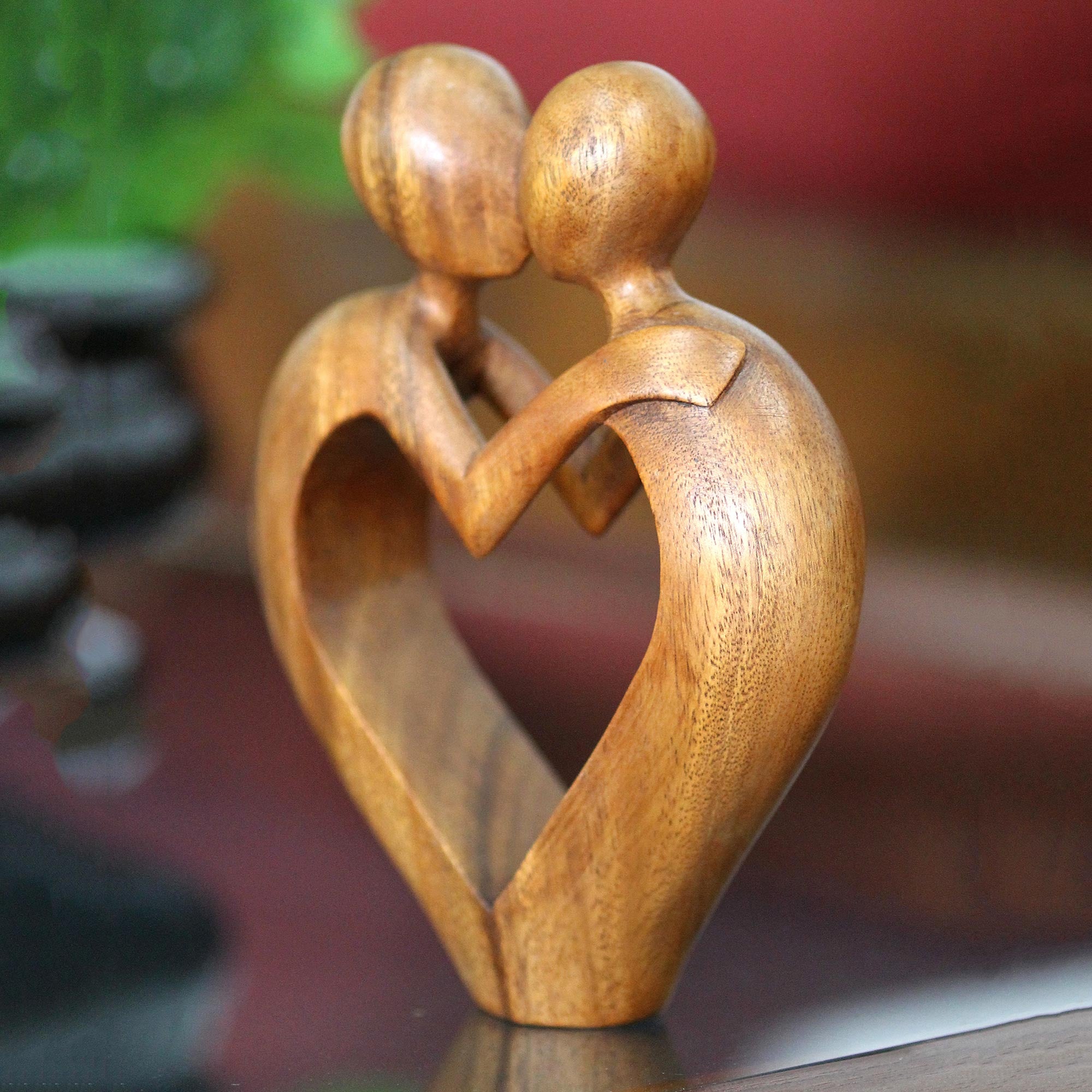 Premium Sweet Love Suar Wood Sculpture - Handcrafted Heartwarming Art