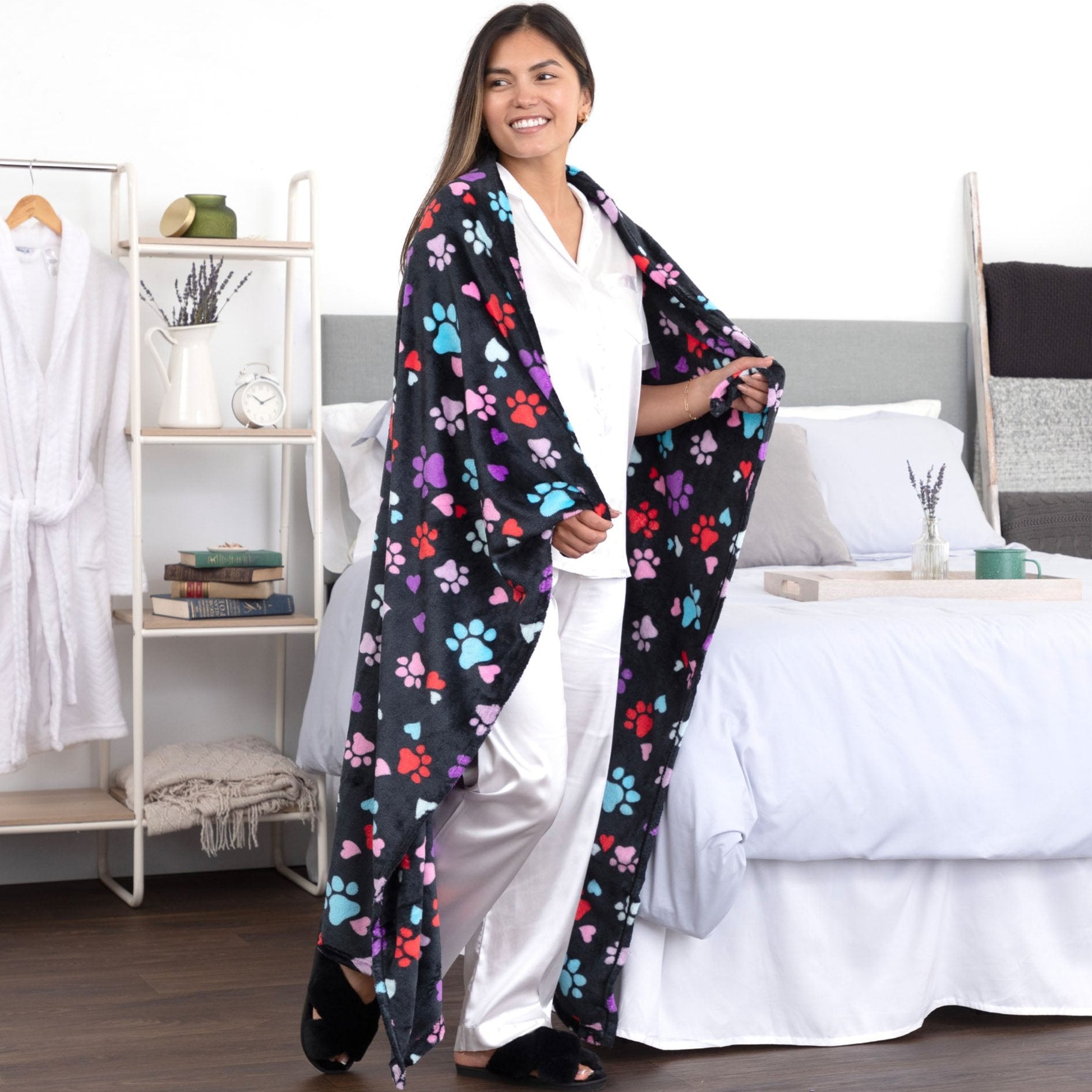 Premium Paw Print Fleece Blanket - Ultimate Cozy Comfort
