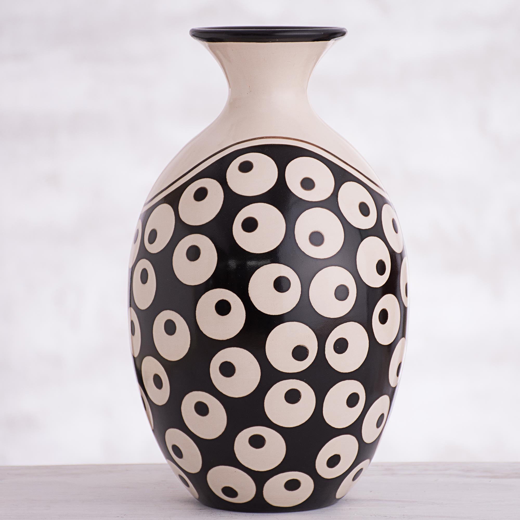 Premium Chulucanas Ceramic Vase – Handcrafted Circle Motif Design from Peru