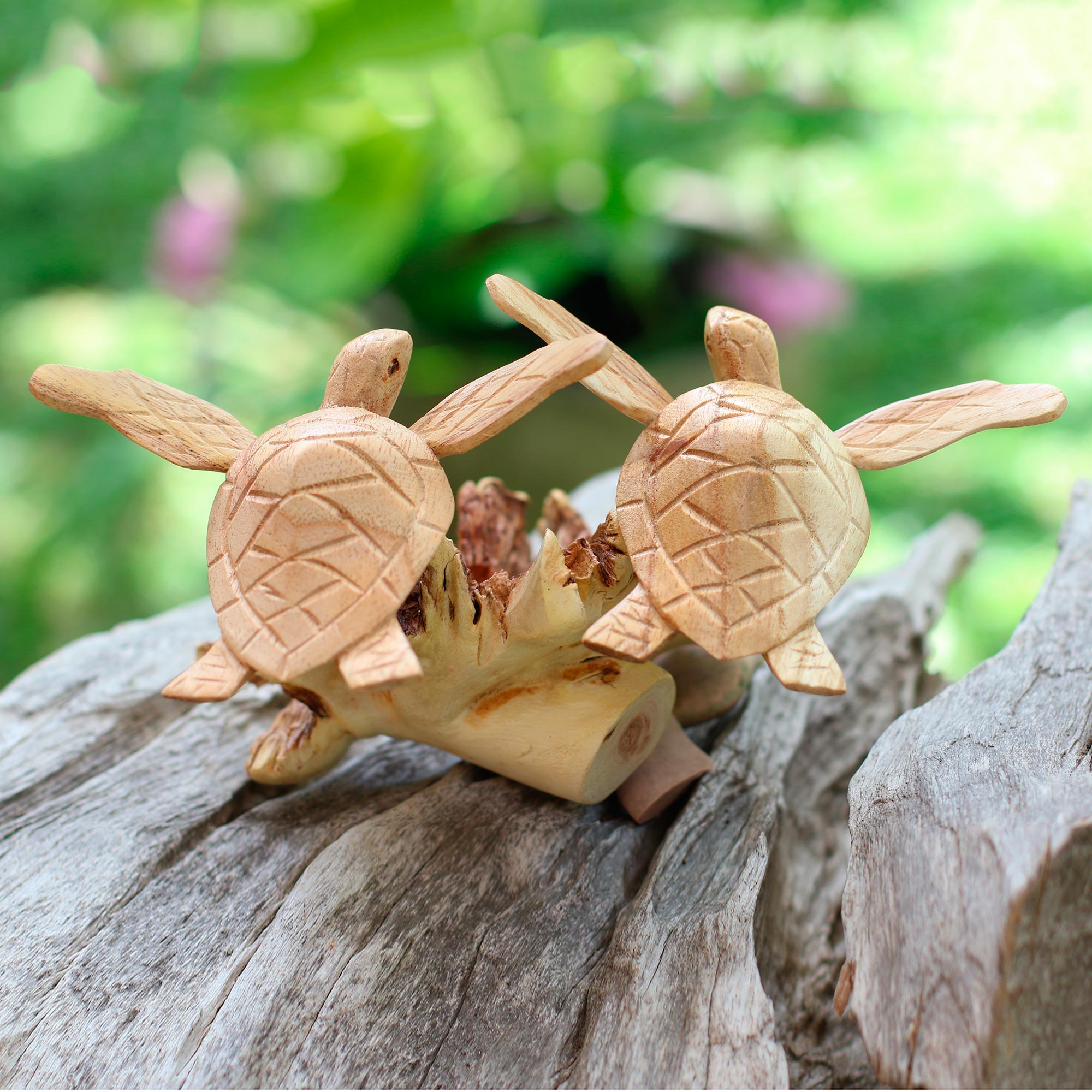 Premium Handcrafted Sea Turtle Sculpture - Jempinis & Benalu Wood Art