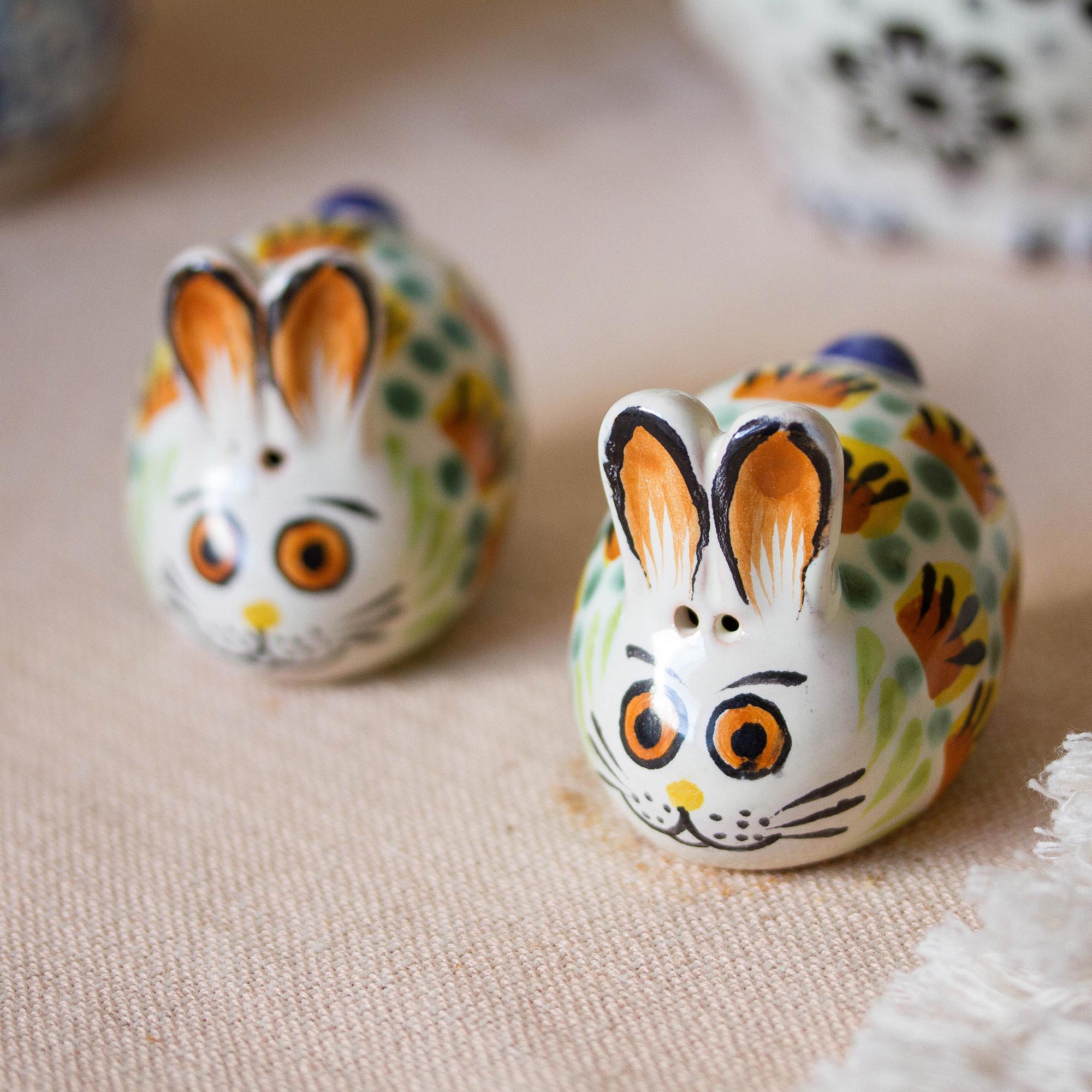 Premium Majolica Ceramic Rabbit Salt & Pepper Shakers - Handcrafted Farmhouse Pair