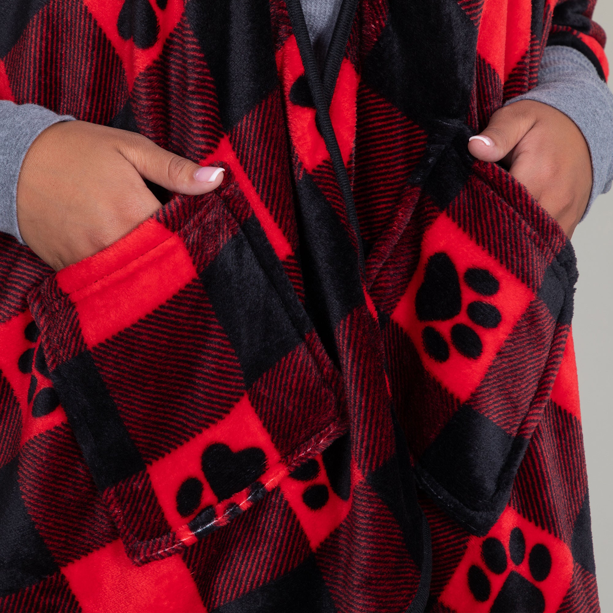 Ultimate Cozy Paw Print Pocket Wrap – Premium Fleece Shawl