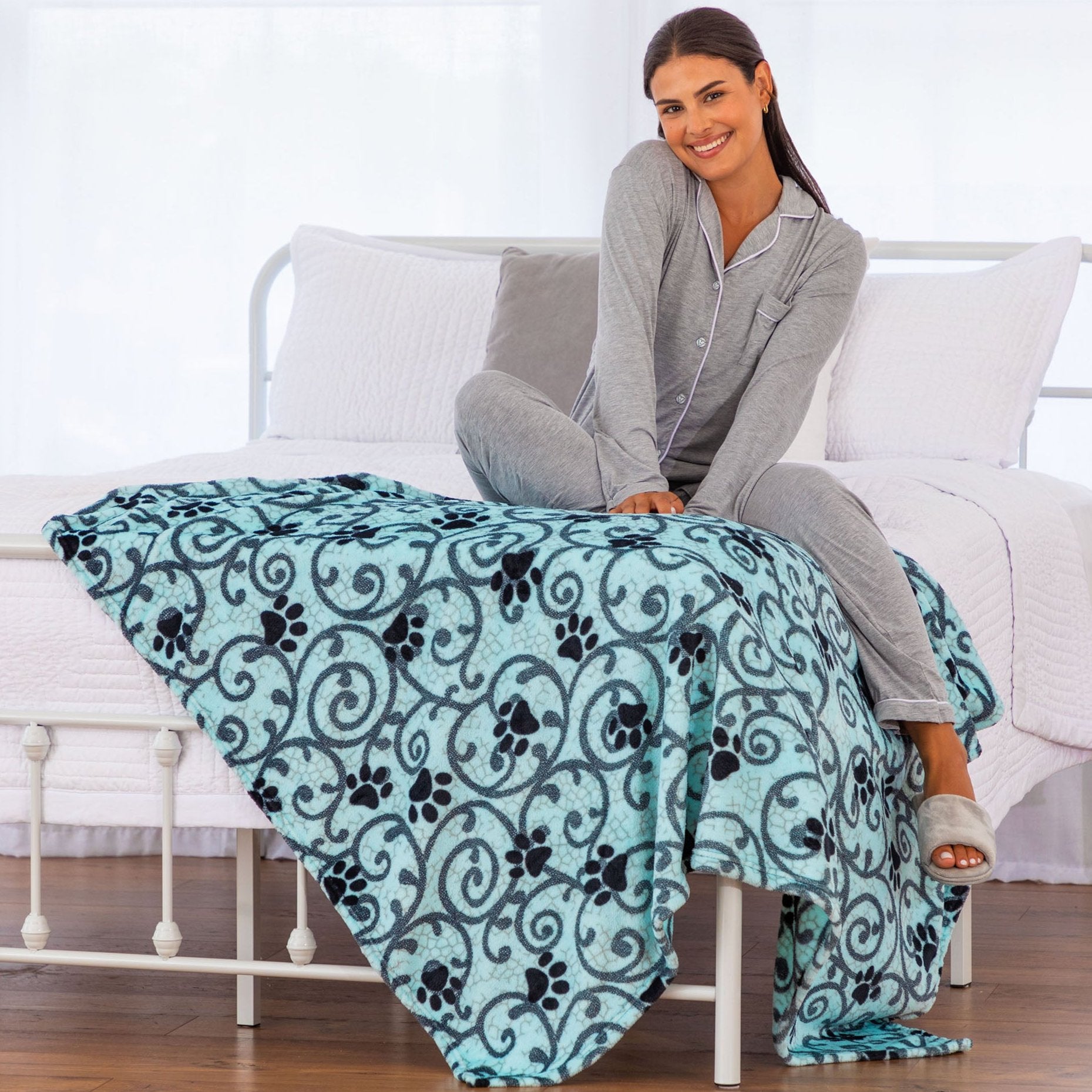 Premium Paw Print Fleece Blanket - Ultimate Cozy Comfort