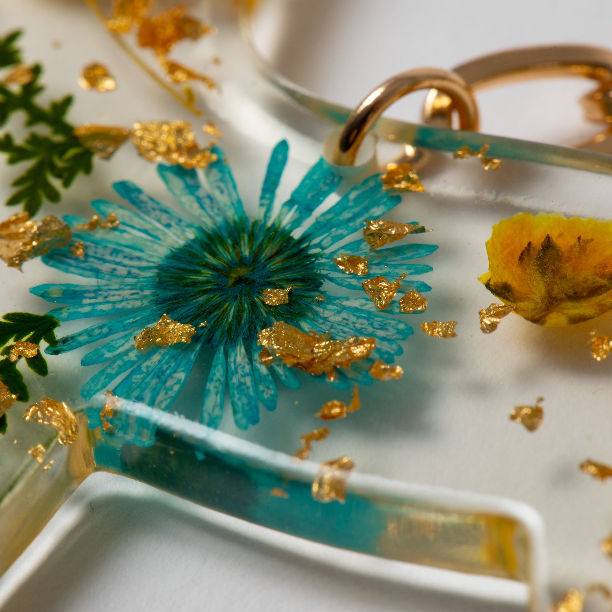 Premium Real Flowers Pet Keychain - Glamorous & Unique