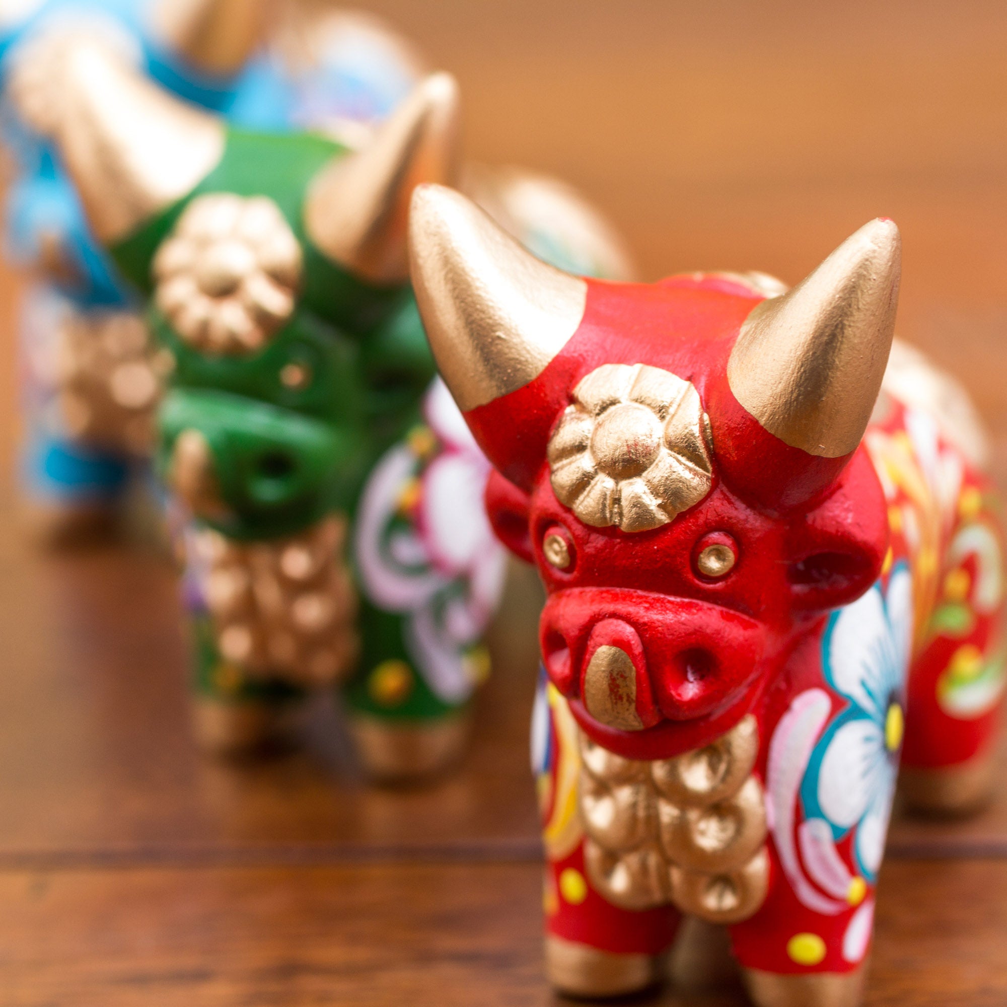 Premium Tricolor Pucara Bulls Ceramic Sculpture Set