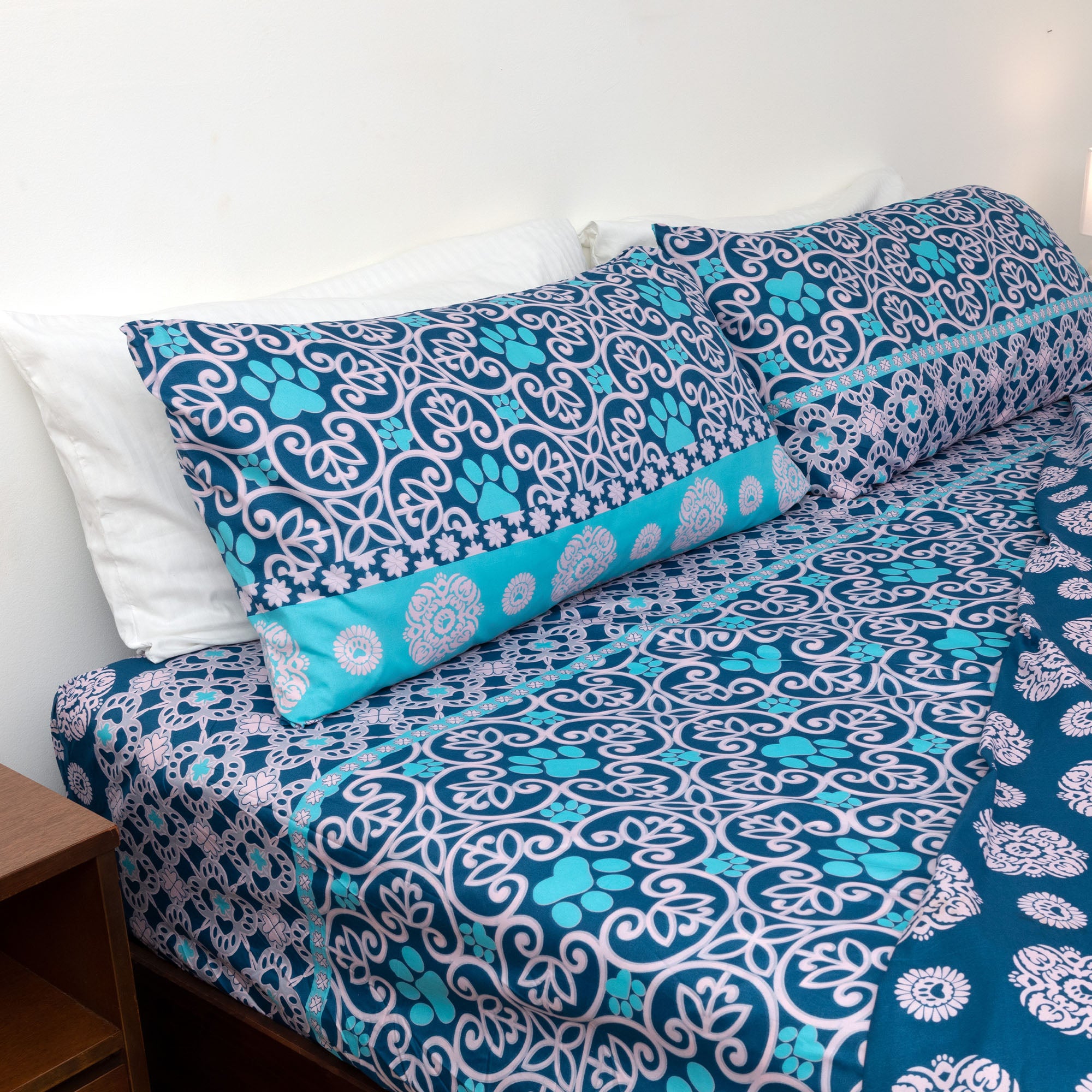 Premium Paws & Medallions Microfiber Sheet Set - Ultimate Comfort for Animal Lovers