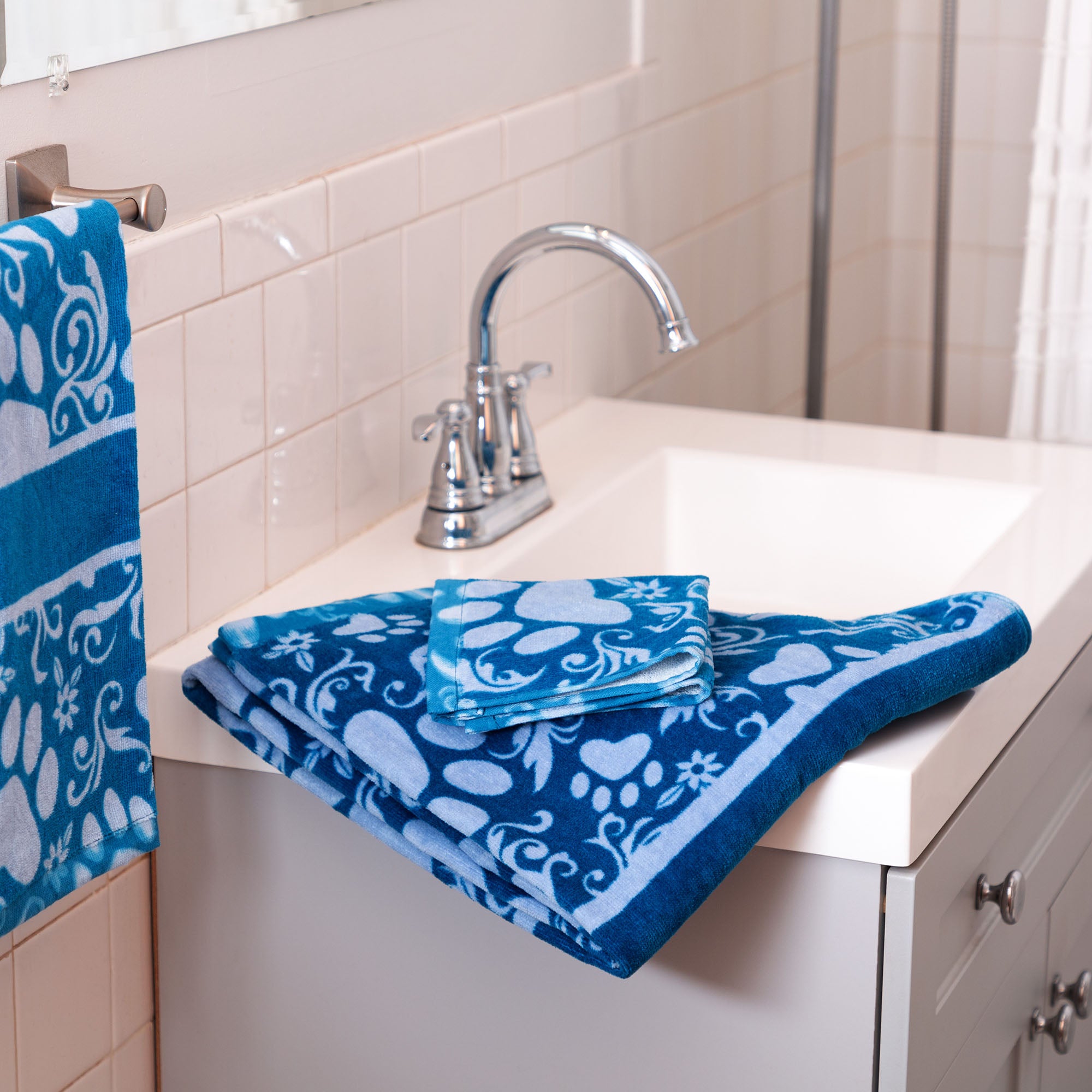 Premium Blue Paw Print Bath Towel - Ultimate Comfort for Pet Lovers