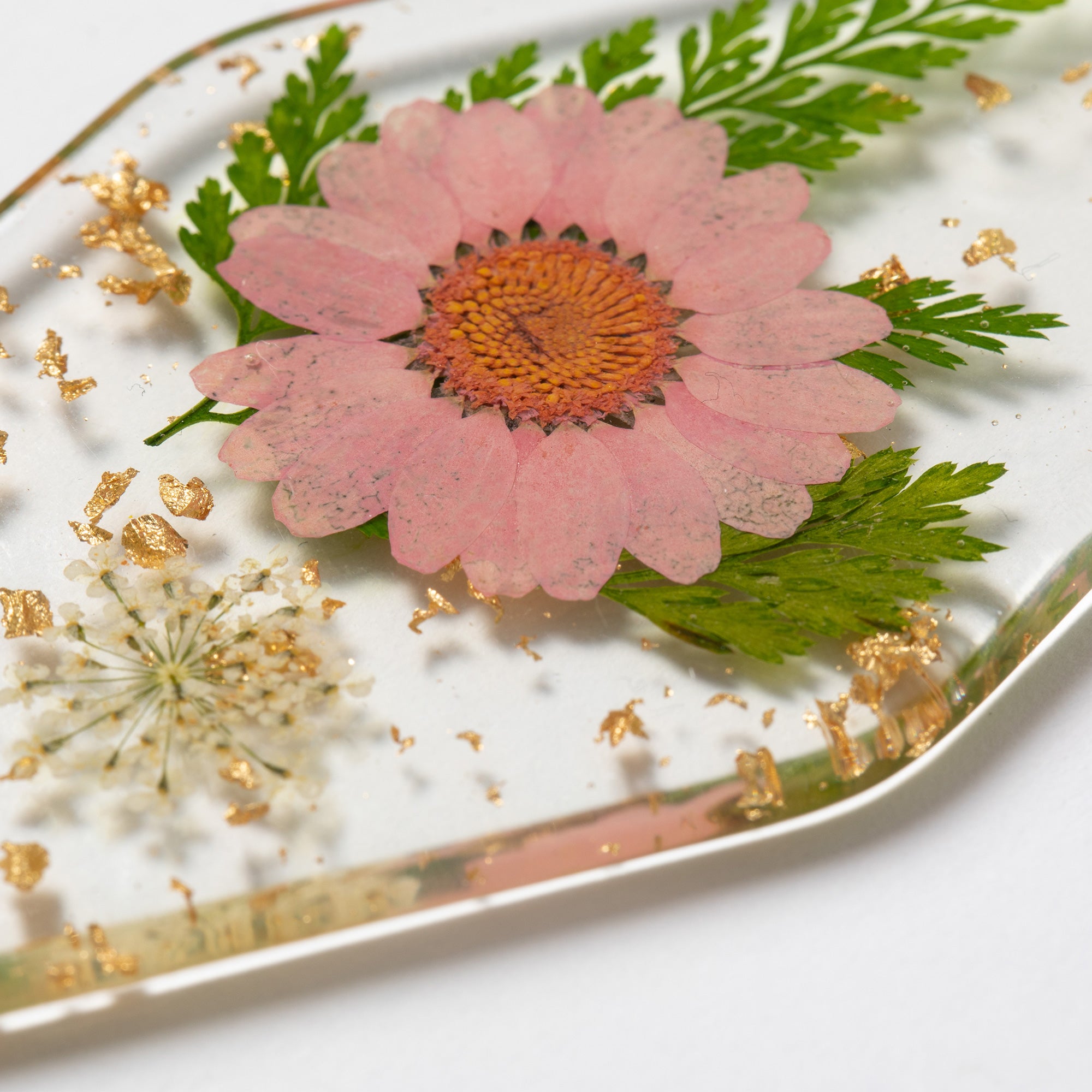 Premium Elegant Real Flowers Keychain - Nature's Beauty in Your Hands