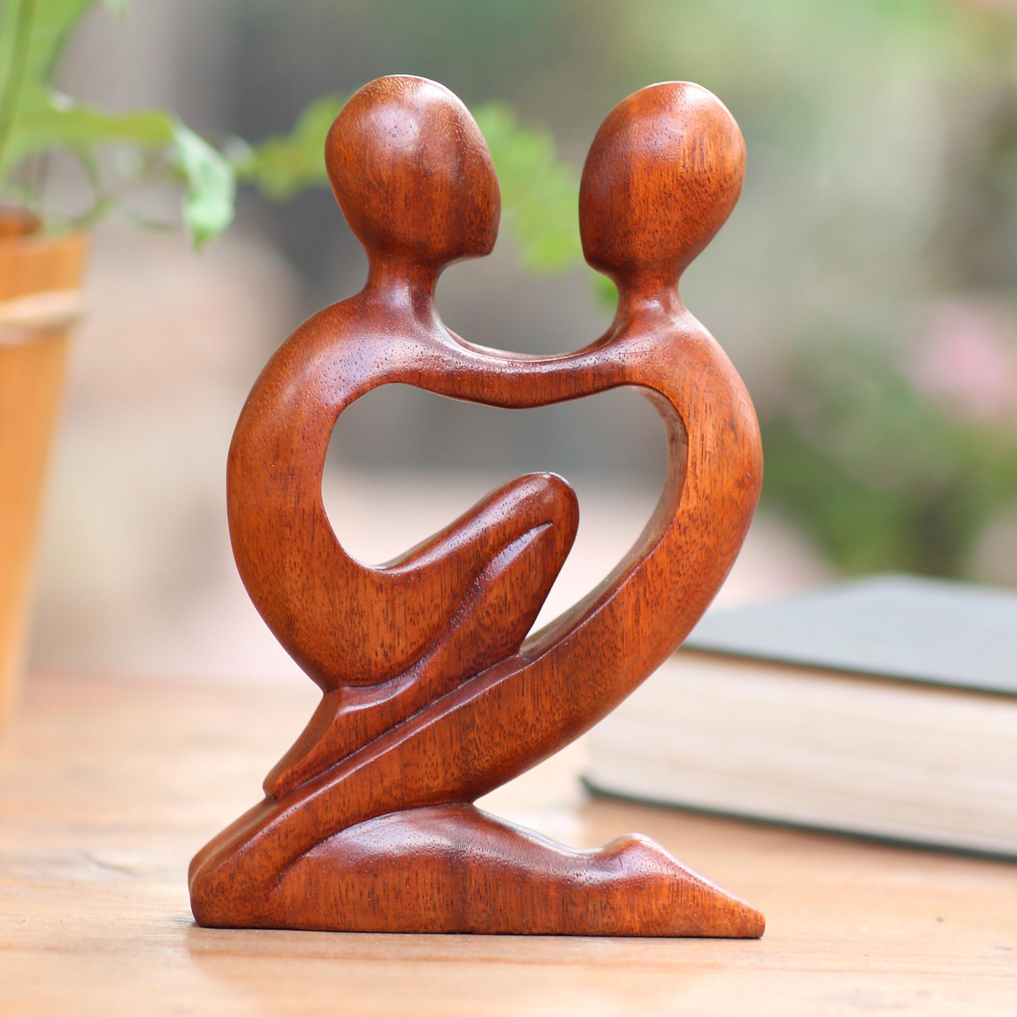 Premium True Love Romantic Wood Sculpture – Handcrafted Embrace