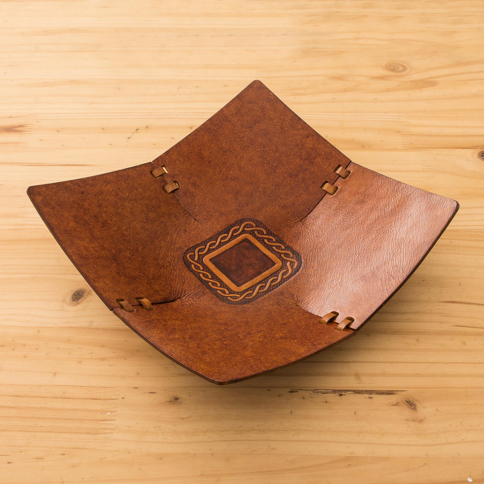 Premium Leather Catchall Tray with Lasso Motif – Handcrafted in Peru