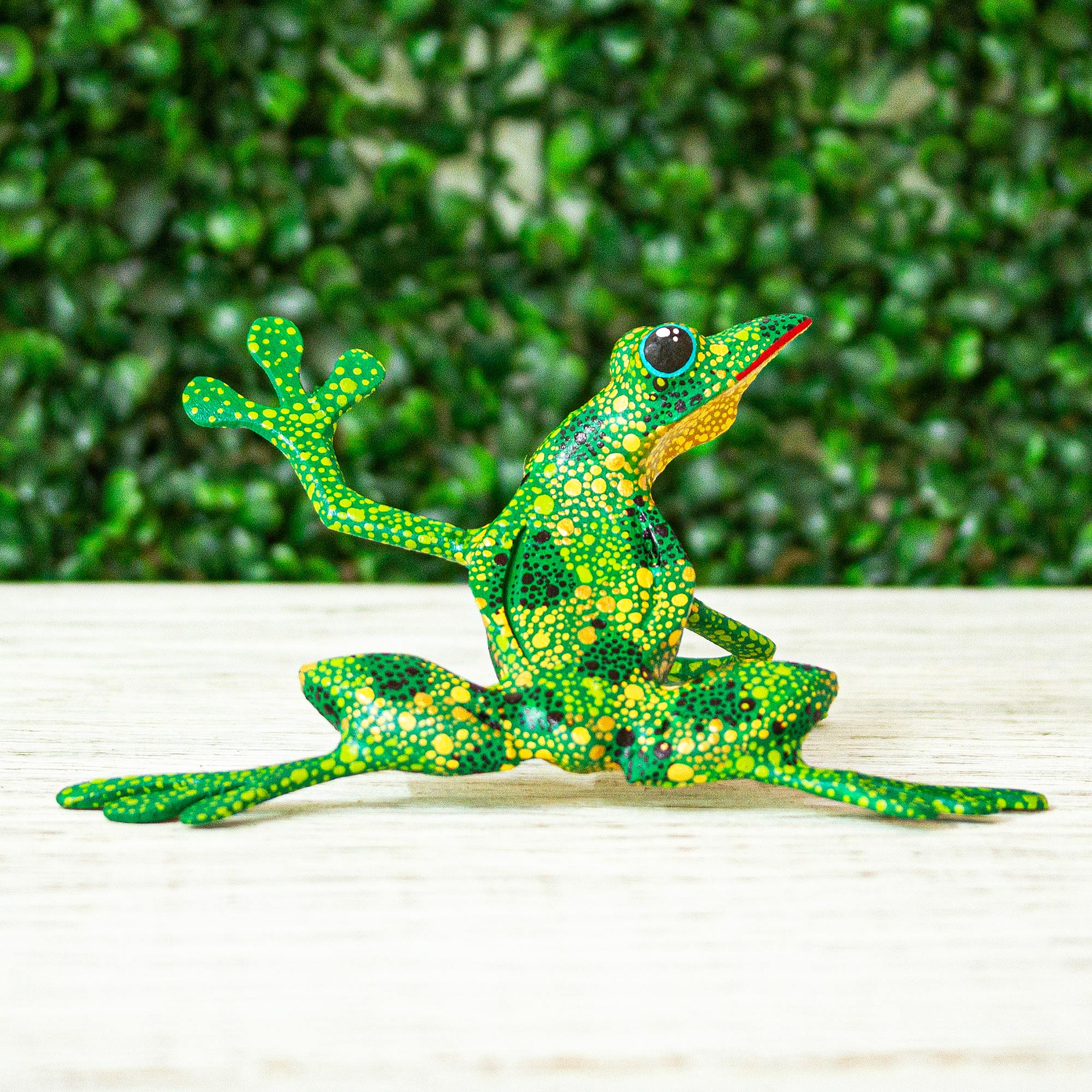 Premium Handmade Green Tree Frog Alebrije Sculpture - Authentic Mexican Folk Art