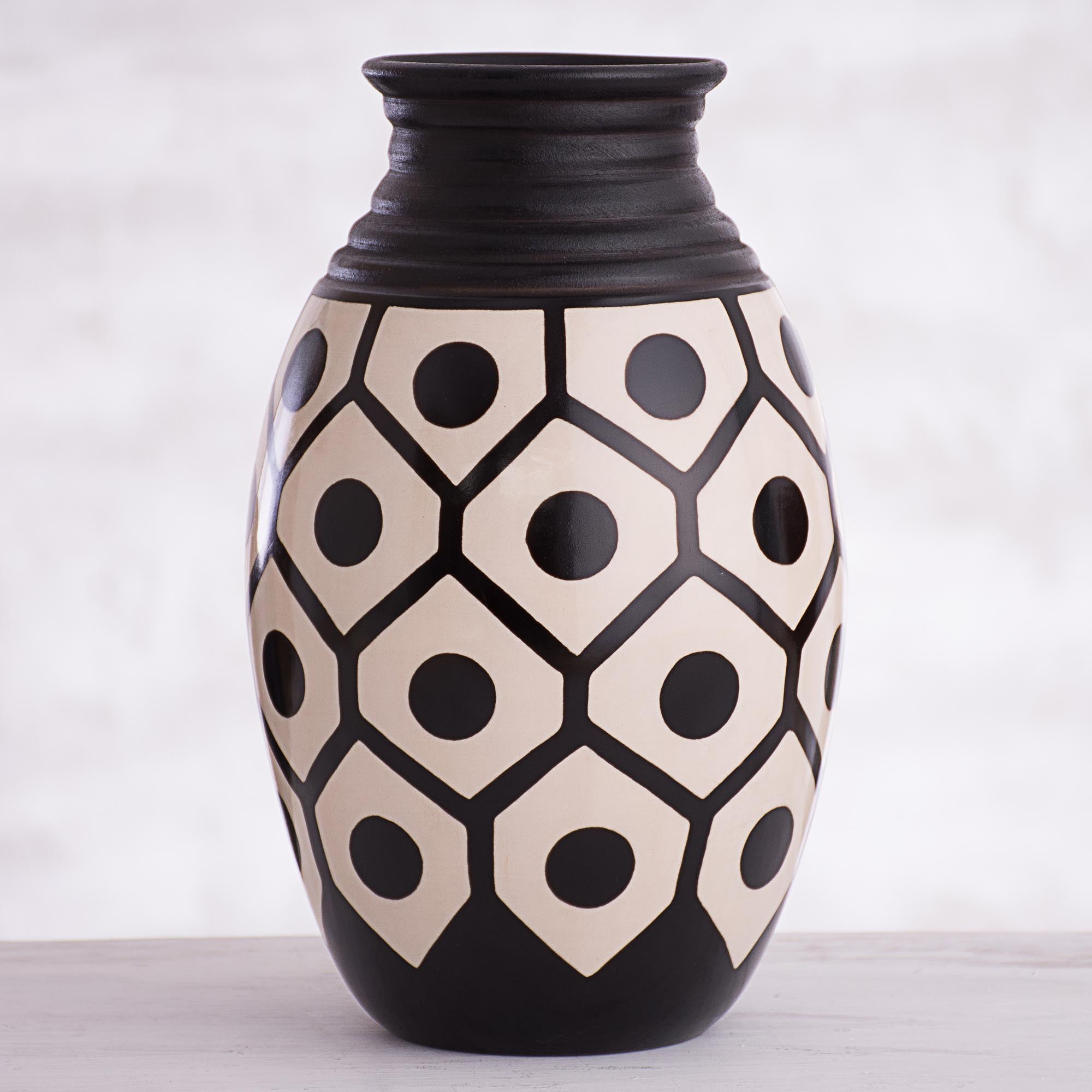 Premium Chulucanas Ceramic Vase - Handcrafted Geometric Art from Peru