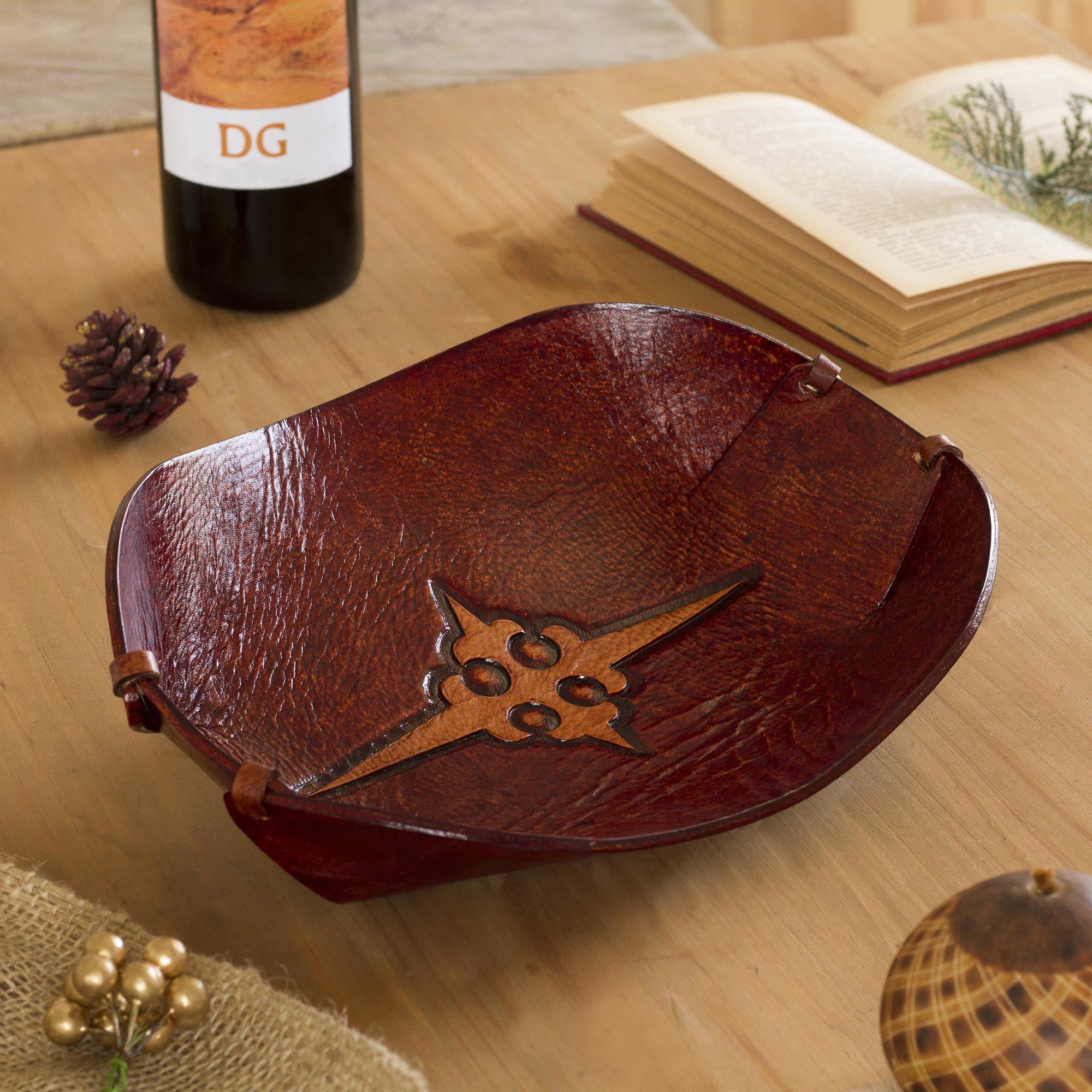 Premium Gothic Leather Catchall – Handcrafted Elegance from Peru