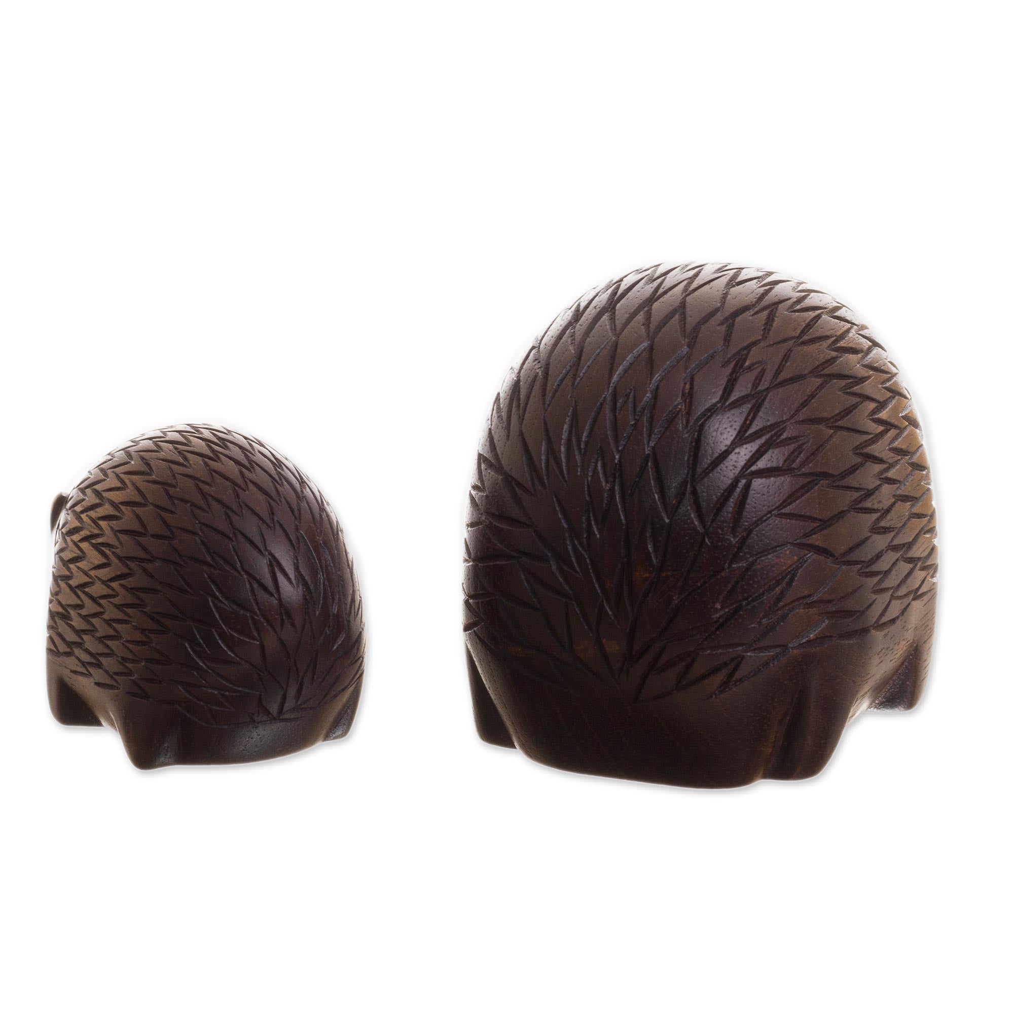 Premium Cedar Wood Mother & Baby Hedgehog Figurines – Handcrafted in Peru (Pair)