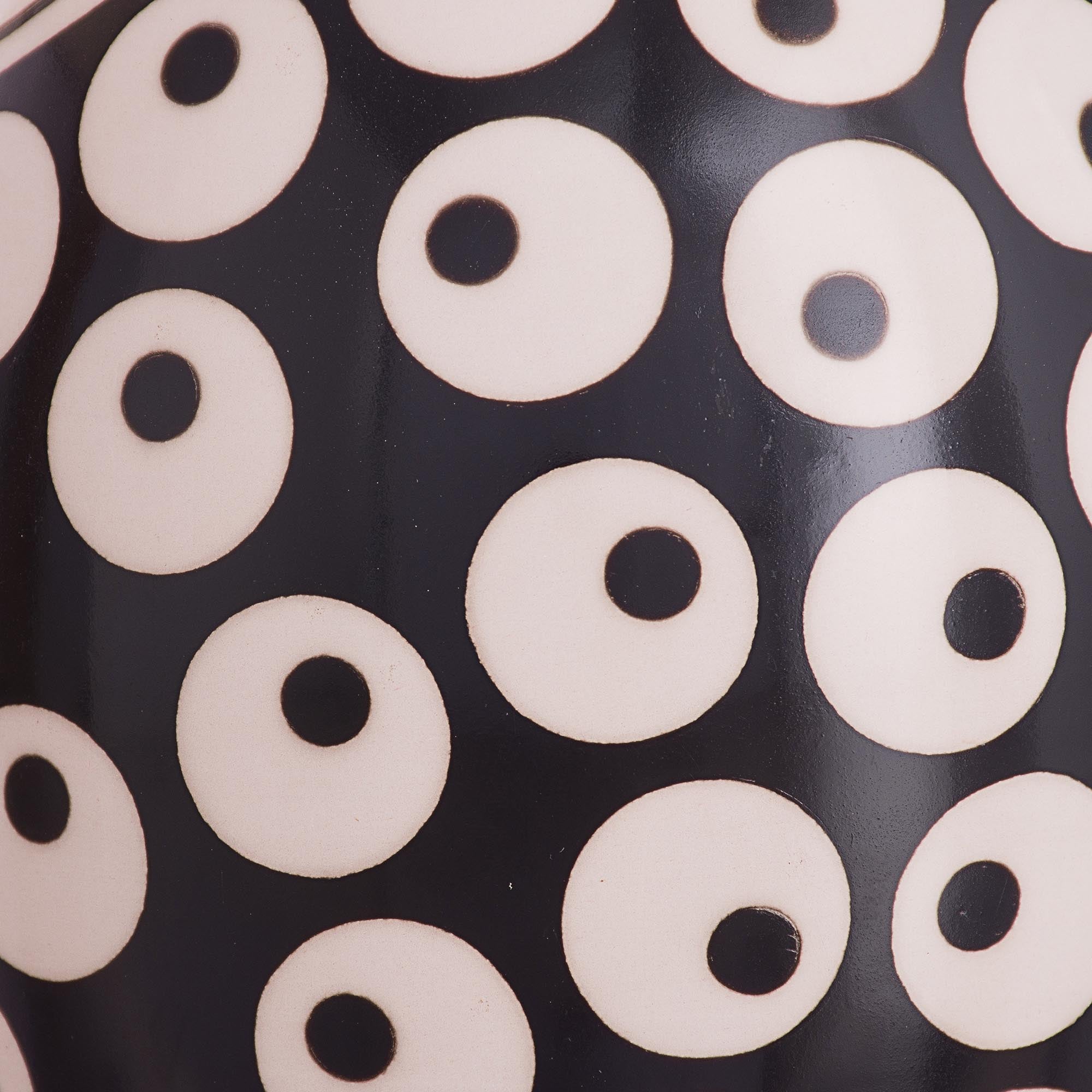 Premium Chulucanas Ceramic Vase – Handcrafted Circle Motif Design from Peru