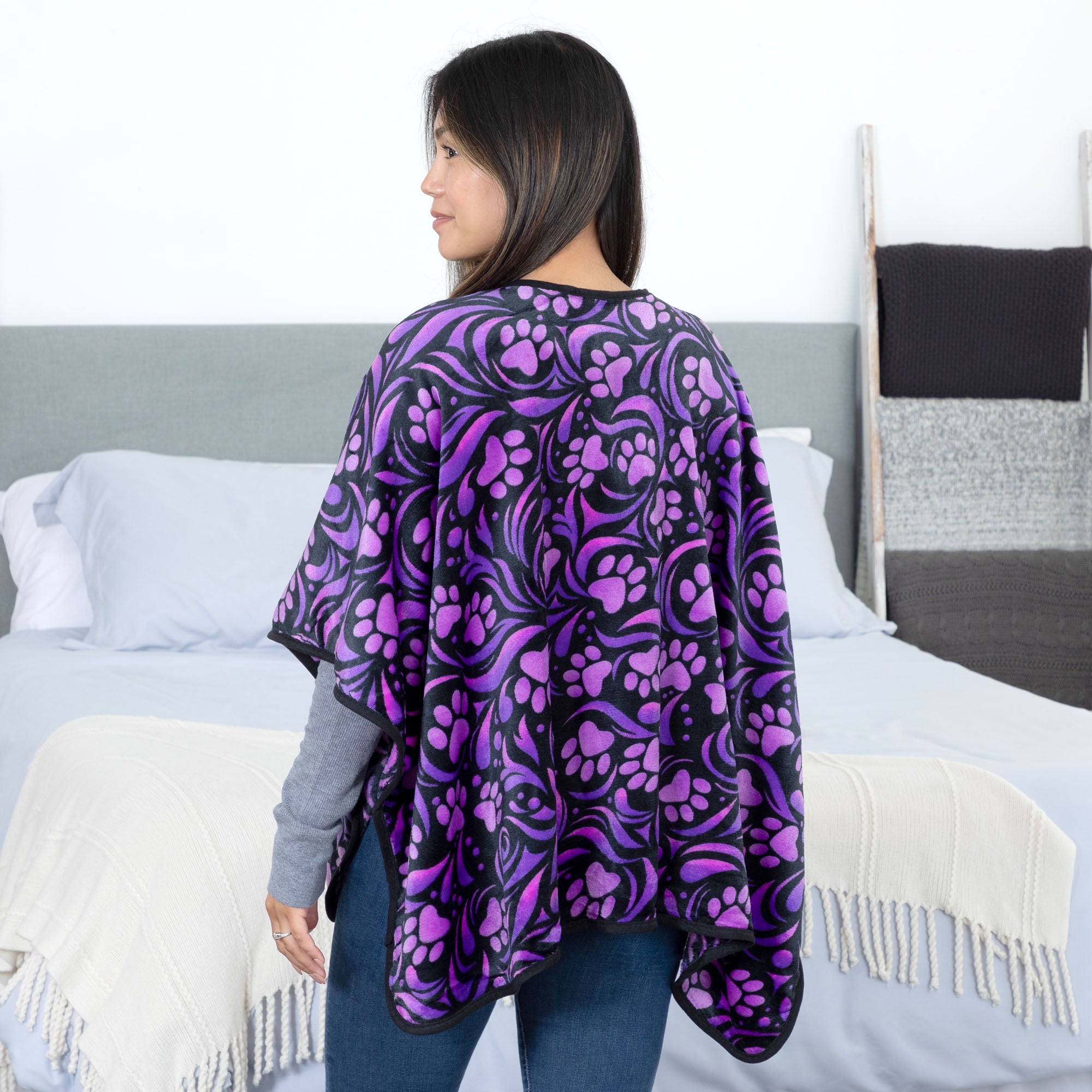 Ultimate Cozy Paw Print Pocket Wrap – Premium Fleece Shawl