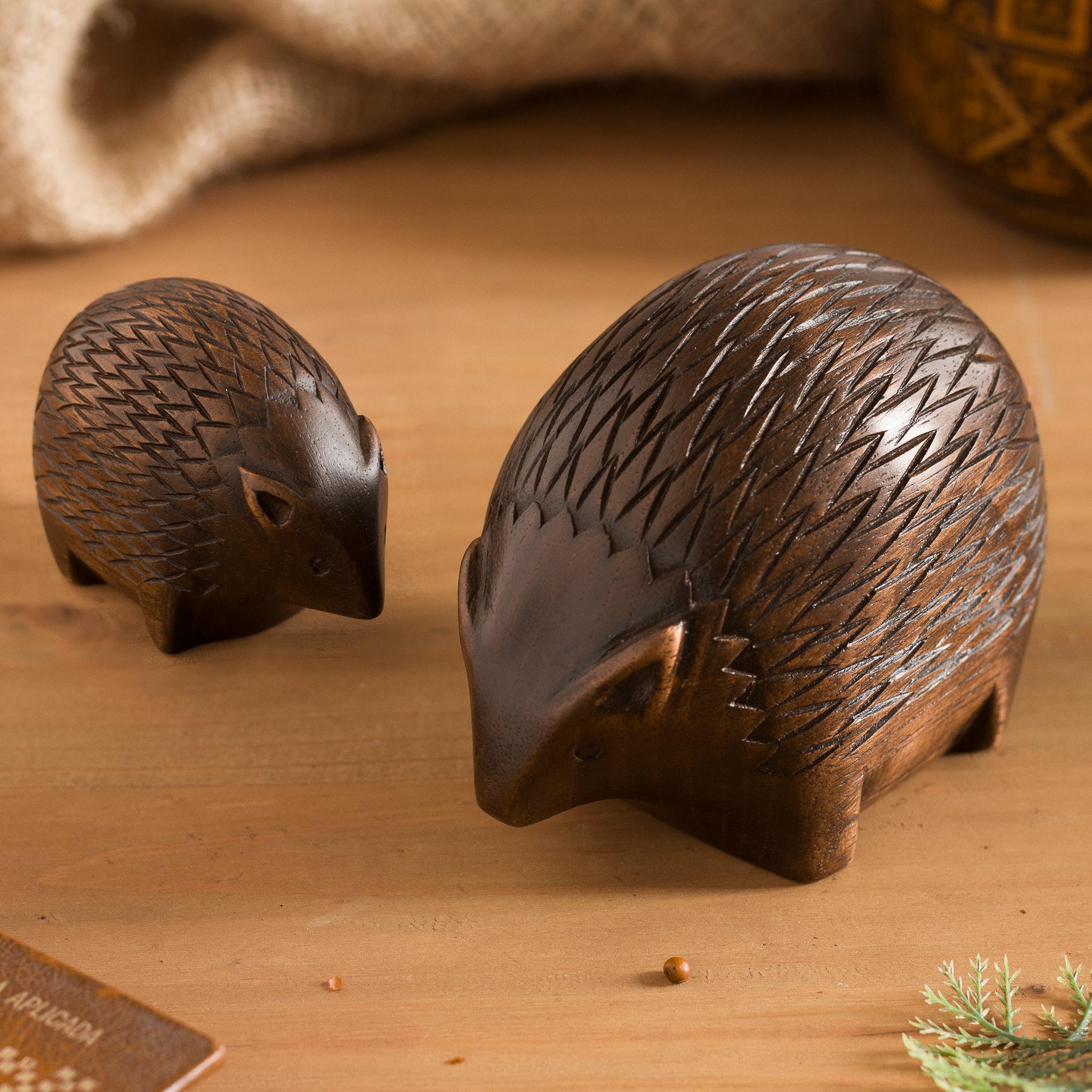 Premium Cedar Wood Mother & Baby Hedgehog Figurines – Handcrafted in Peru (Pair)