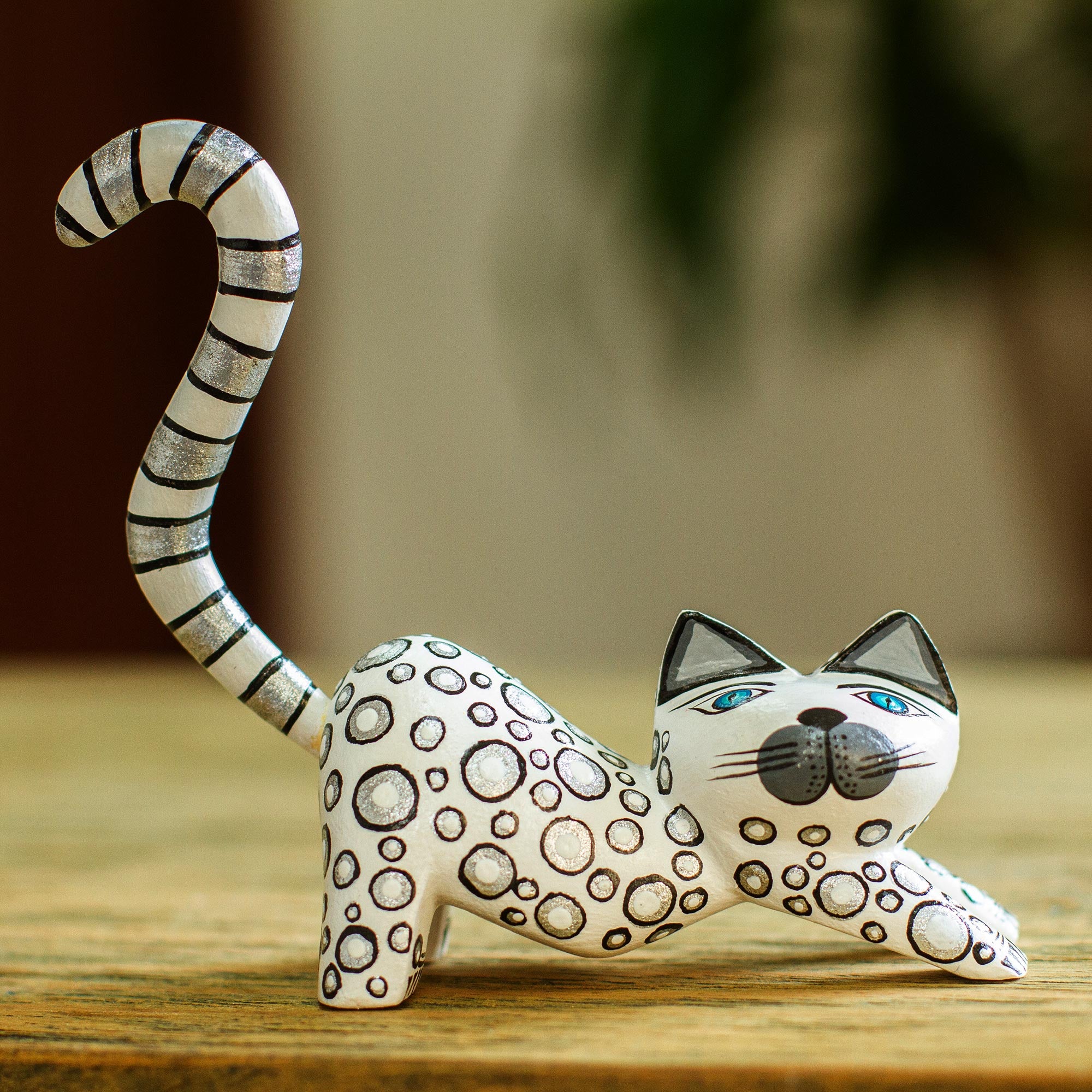 Premium Handcrafted White Wood Alebrije Cat Figurine - Playful Curiosity Cousin
