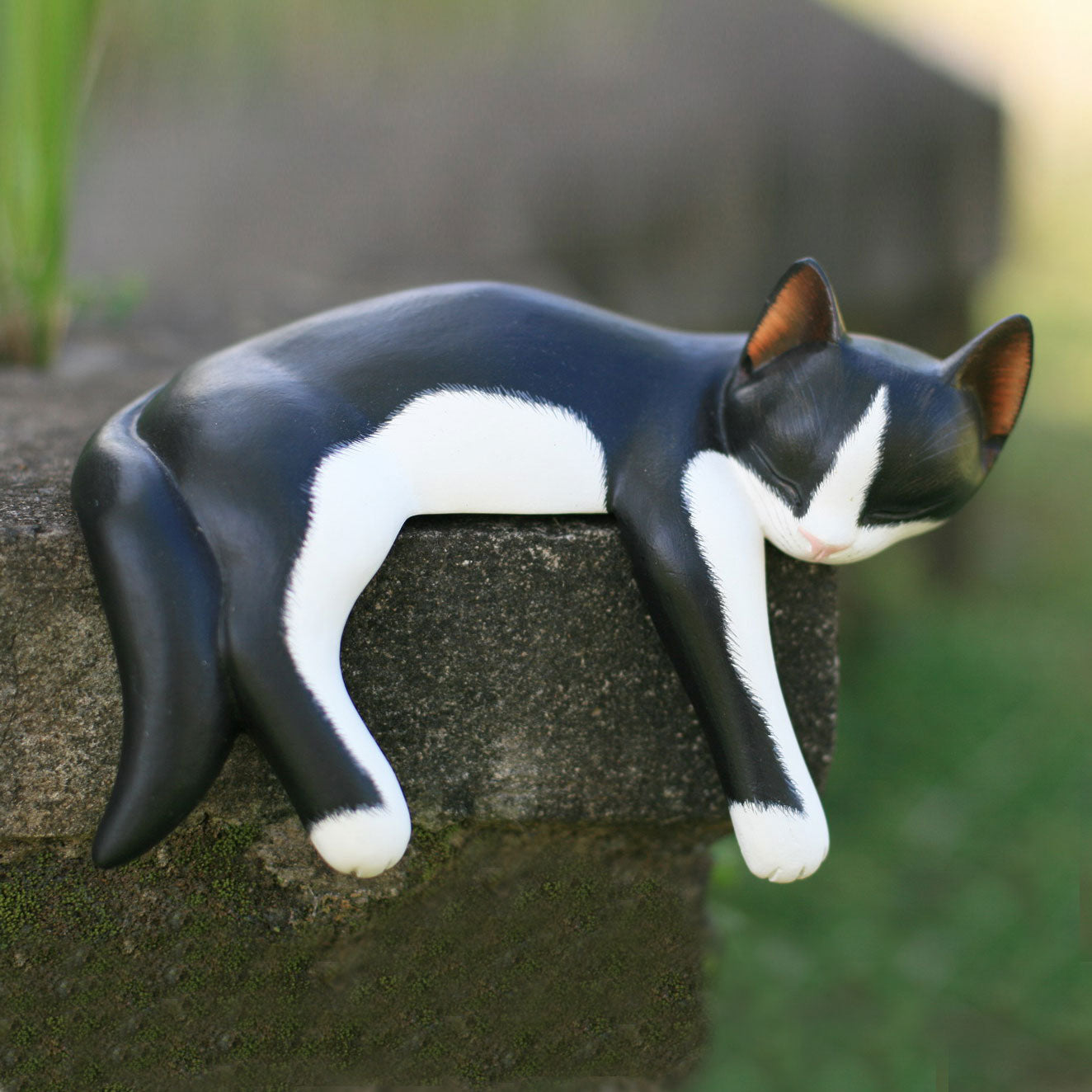 Premium Handcrafted Tuxedo Cat Sculpture - Albesia Wood Art Piece