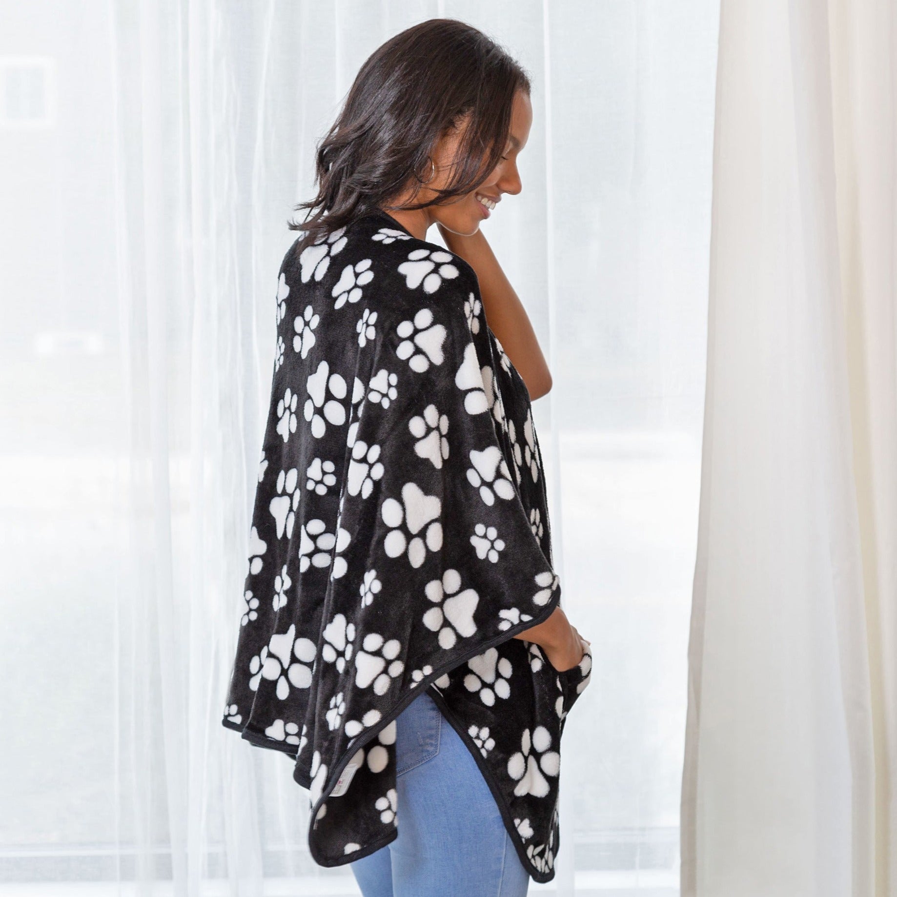 Ultimate Cozy Paw Print Pocket Wrap – Premium Fleece Shawl